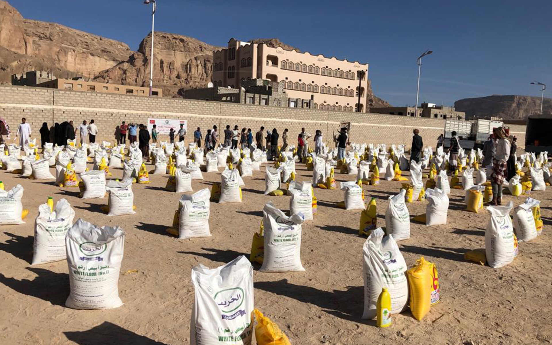 Yemen Seyun Kentinde 300 Erzak Sepeti Dağıtıldı.