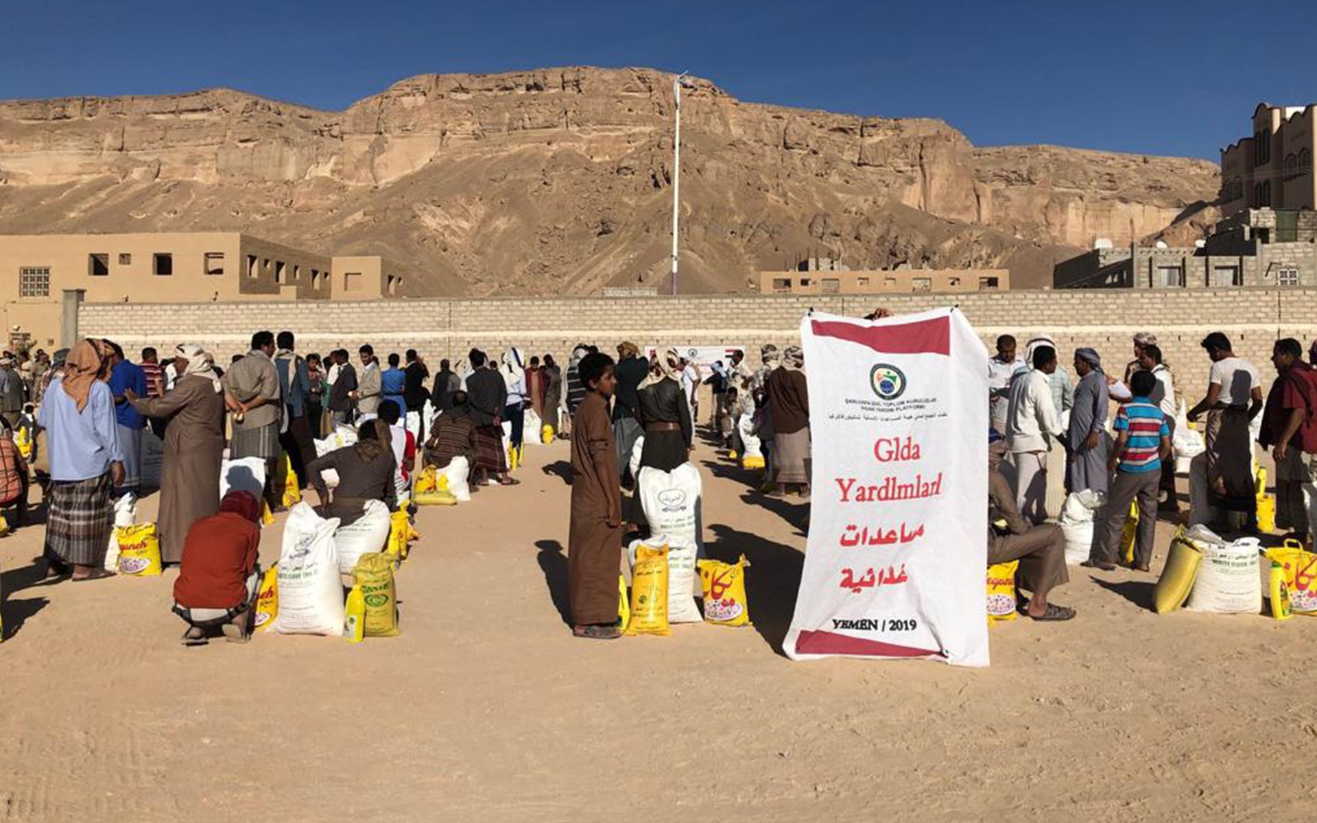 Yemen Seyun Kentinde 300 Erzak Sepeti Dağıtıldı.