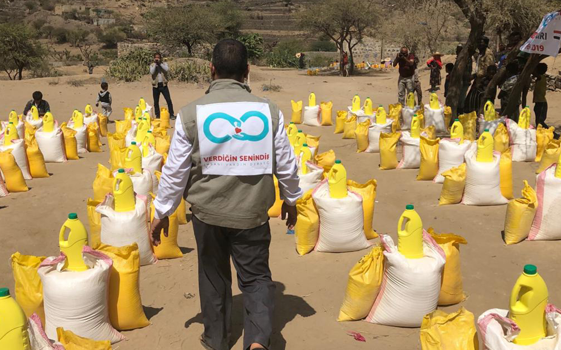 Yemen Taiz kentinde erzak sepeti dağıtımı gerçekleştirildi.